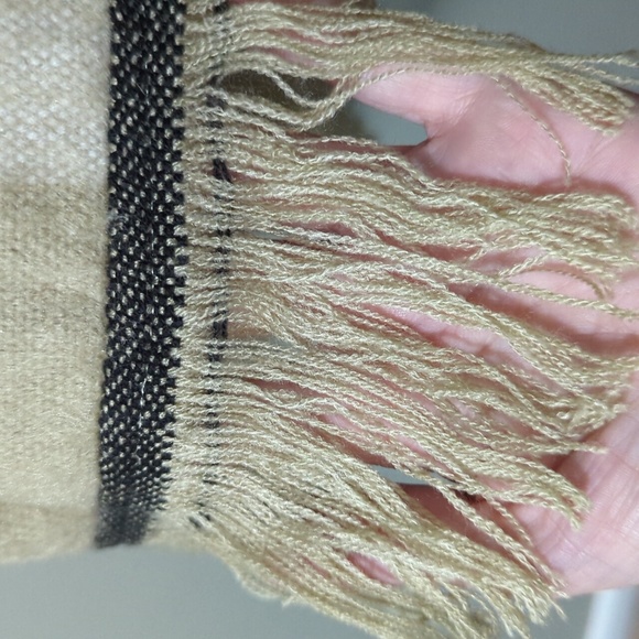 Fringed Alpaca Poncho with Hood - Picture 5 of 6